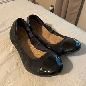 Super cute dressy black patten flats